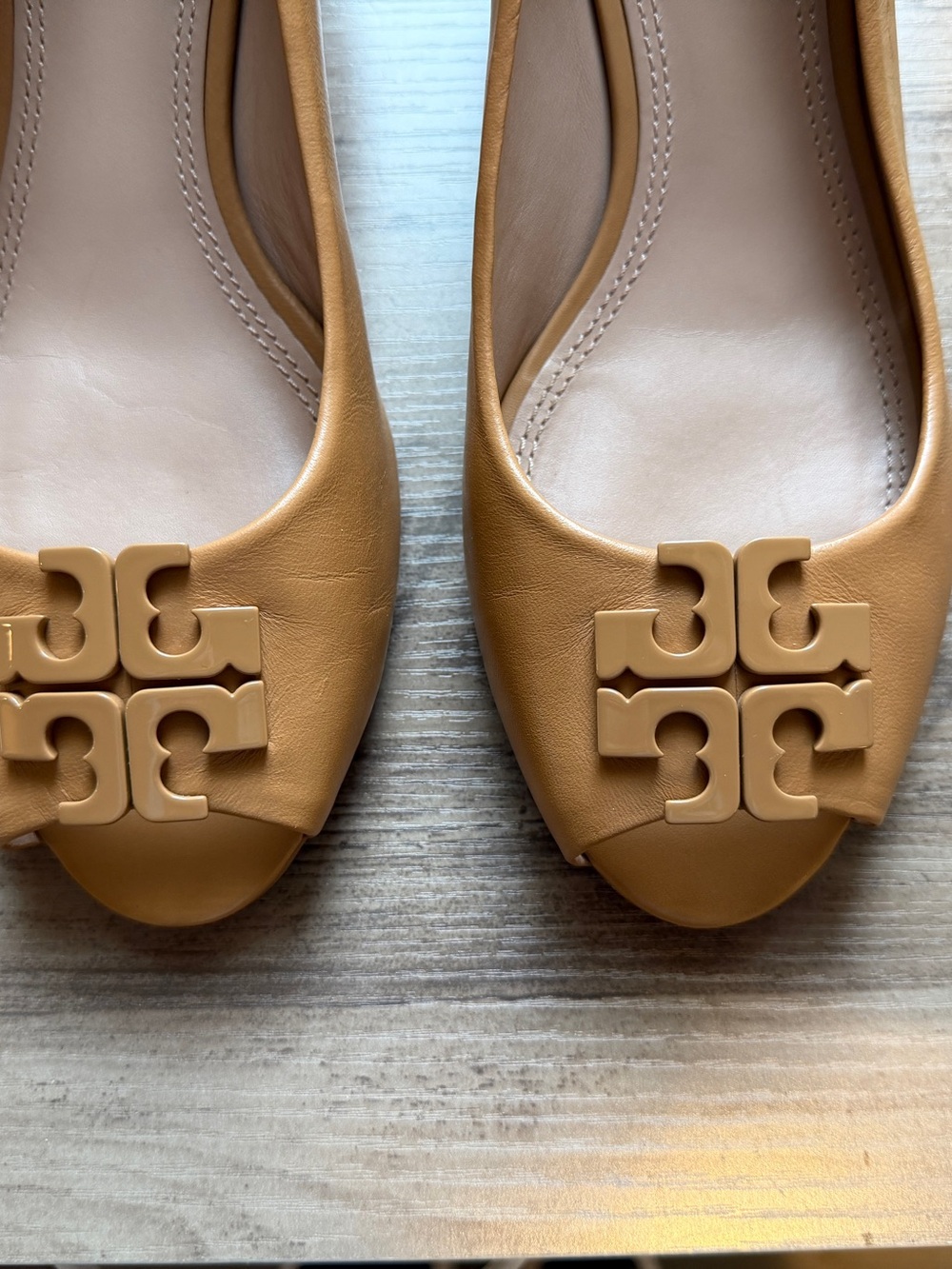 Tory Burch Blond/Tan Lowell 2 45mm Peep Toe Wedge Mestico | Size 9.5 - Picture 4 of 8